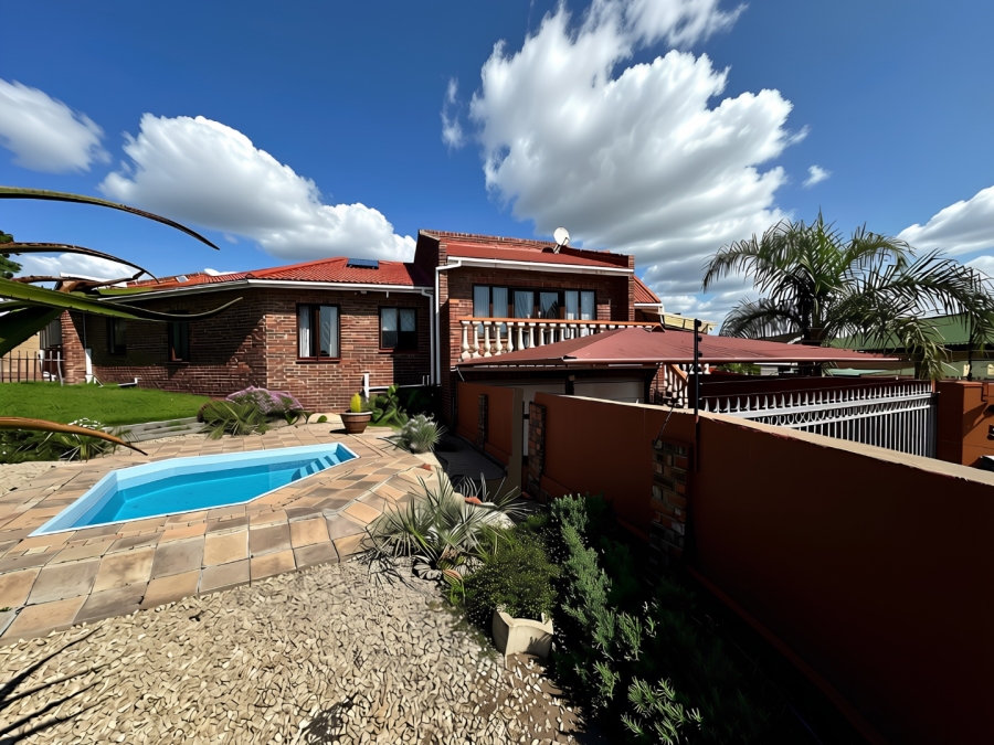 6 Bedroom Property for Sale in Heiderand Western Cape